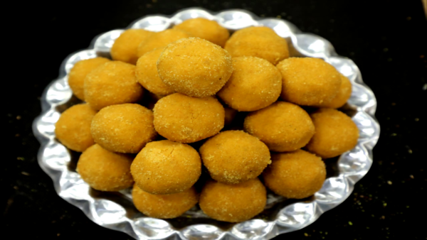 Besan Laddu (बेसन लड्डू)