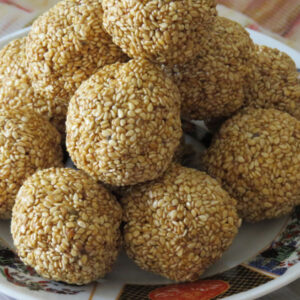 Til Chinni/Gud Ke Ladoo (तिल चीनी/गुड़ के लड्डू)