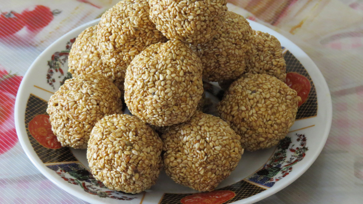 Til Chinni/Gud Ke Ladoo (तिल चीनी/गुड़ के लड्डू)