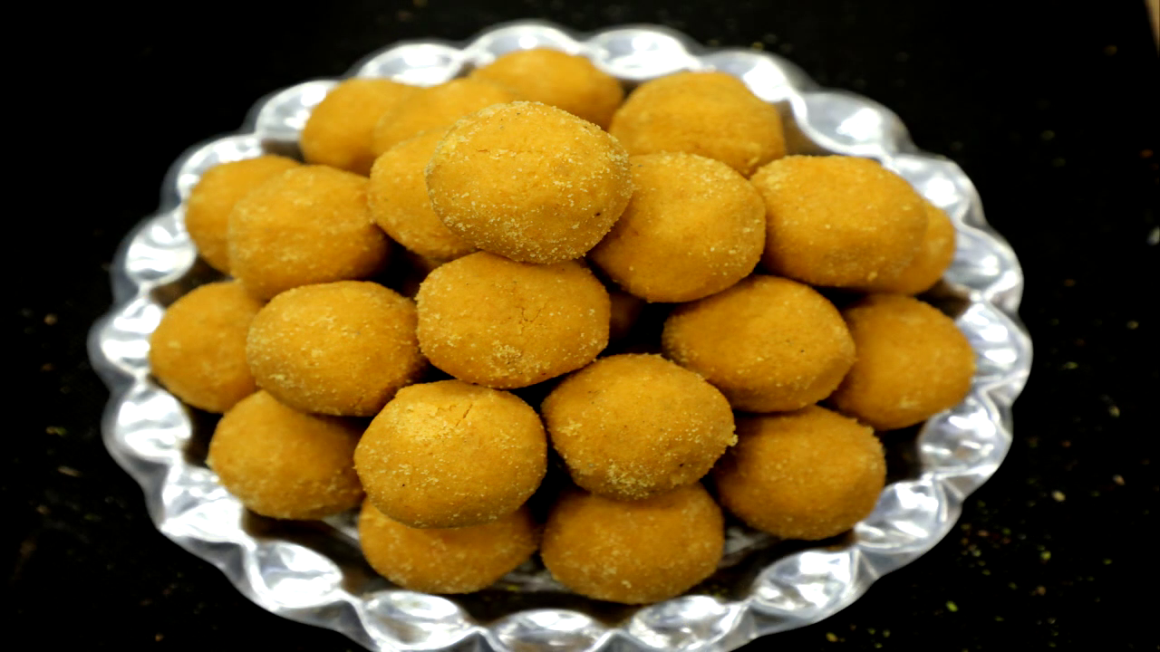 Besan Laddu (बेसन लड्डू)